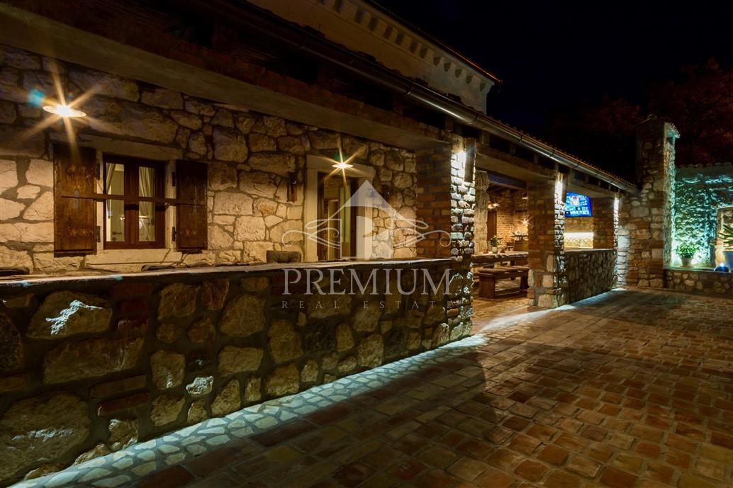 OBNOVLJENA STARA HIŠA Z BAZENOM, PRIMERNA ZA TURIZEM