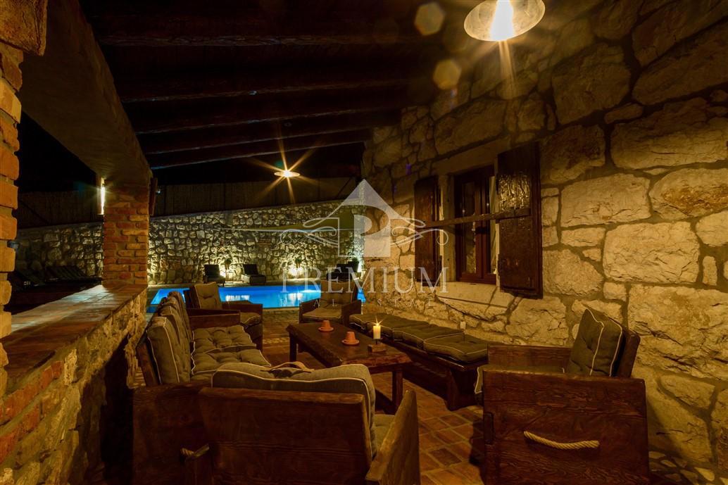 OBNOVLJENA STARA HIŠA Z BAZENOM, PRIMERNA ZA TURIZEM