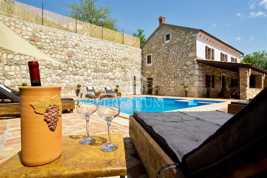 OBNOVLJENA STARA HIŠA Z BAZENOM, PRIMERNA ZA TURIZEM