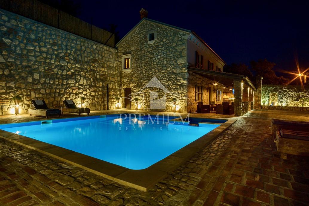 OBNOVLJENA STARA HIŠA Z BAZENOM, PRIMERNA ZA TURIZEM