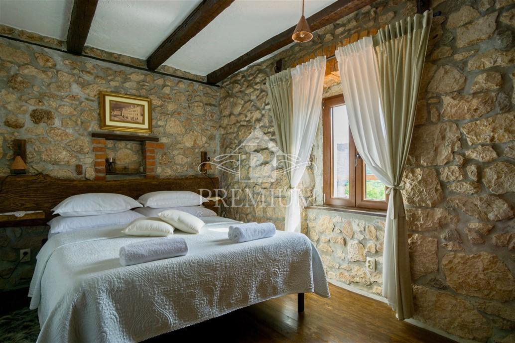 OBNOVLJENA STARA HIŠA Z BAZENOM, PRIMERNA ZA TURIZEM