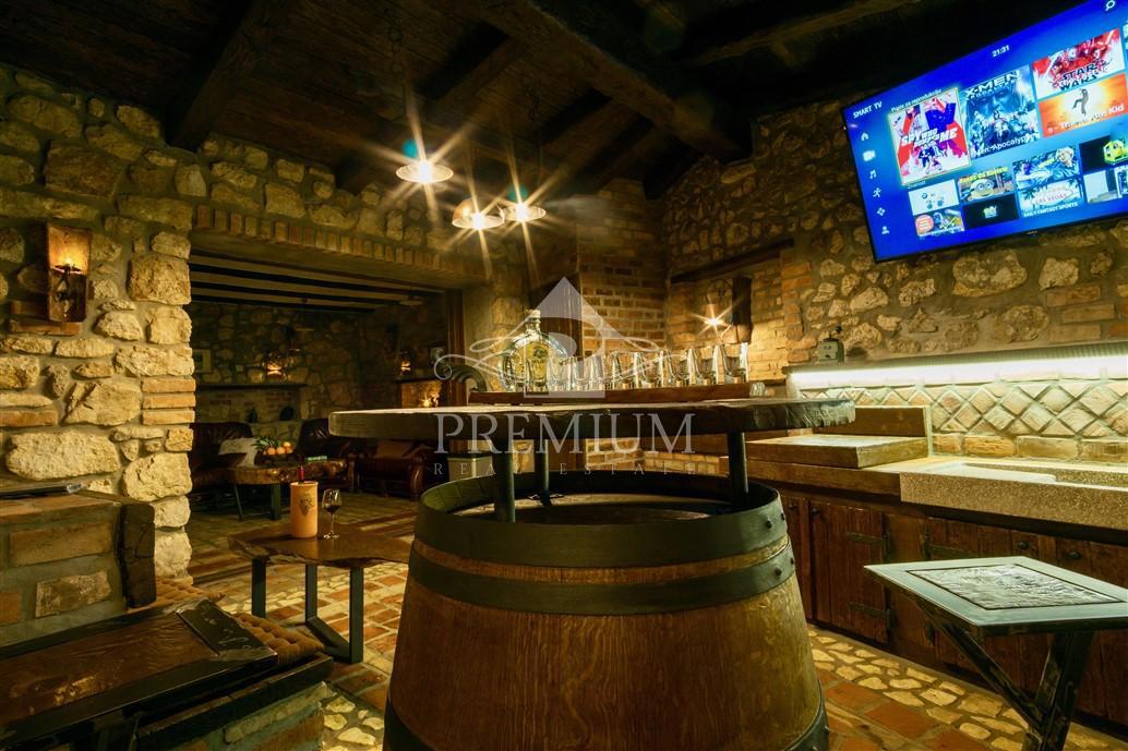 OBNOVLJENA STARA HIŠA Z BAZENOM, PRIMERNA ZA TURIZEM