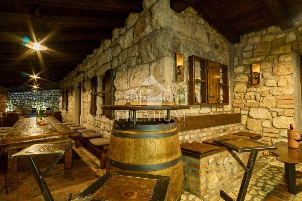OBNOVLJENA STARA HIŠA Z BAZENOM, PRIMERNA ZA TURIZEM