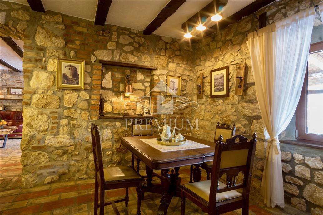 OBNOVLJENA STARA HIŠA Z BAZENOM, PRIMERNA ZA TURIZEM