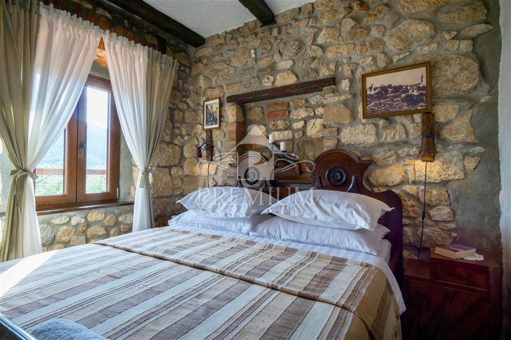 OBNOVLJENA STARA HIŠA Z BAZENOM, PRIMERNA ZA TURIZEM
