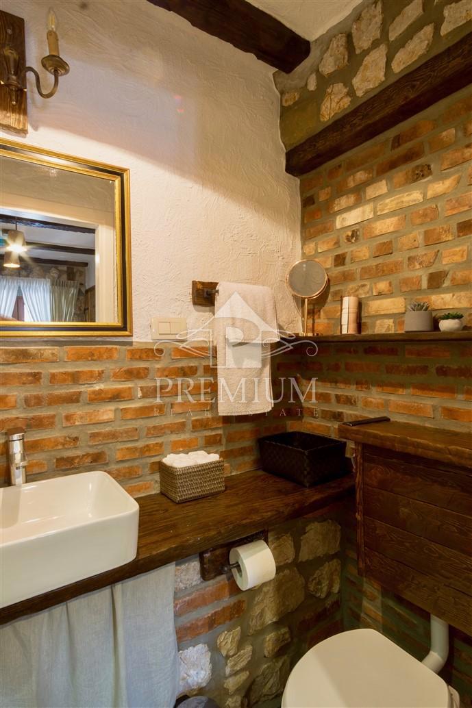 OBNOVLJENA STARA HIŠA Z BAZENOM, PRIMERNA ZA TURIZEM