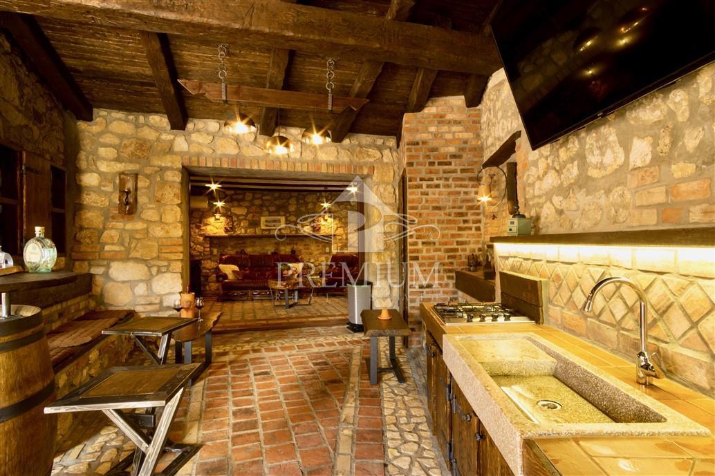 OBNOVLJENA STARA HIŠA Z BAZENOM, PRIMERNA ZA TURIZEM