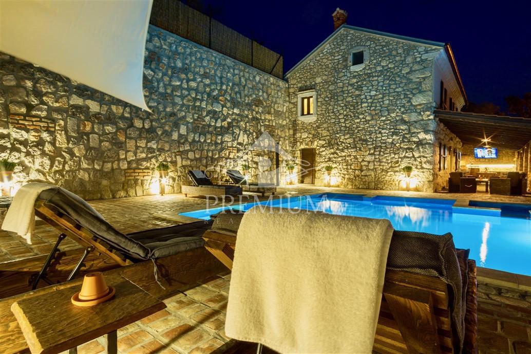 OBNOVLJENA STARA HIŠA Z BAZENOM, PRIMERNA ZA TURIZEM