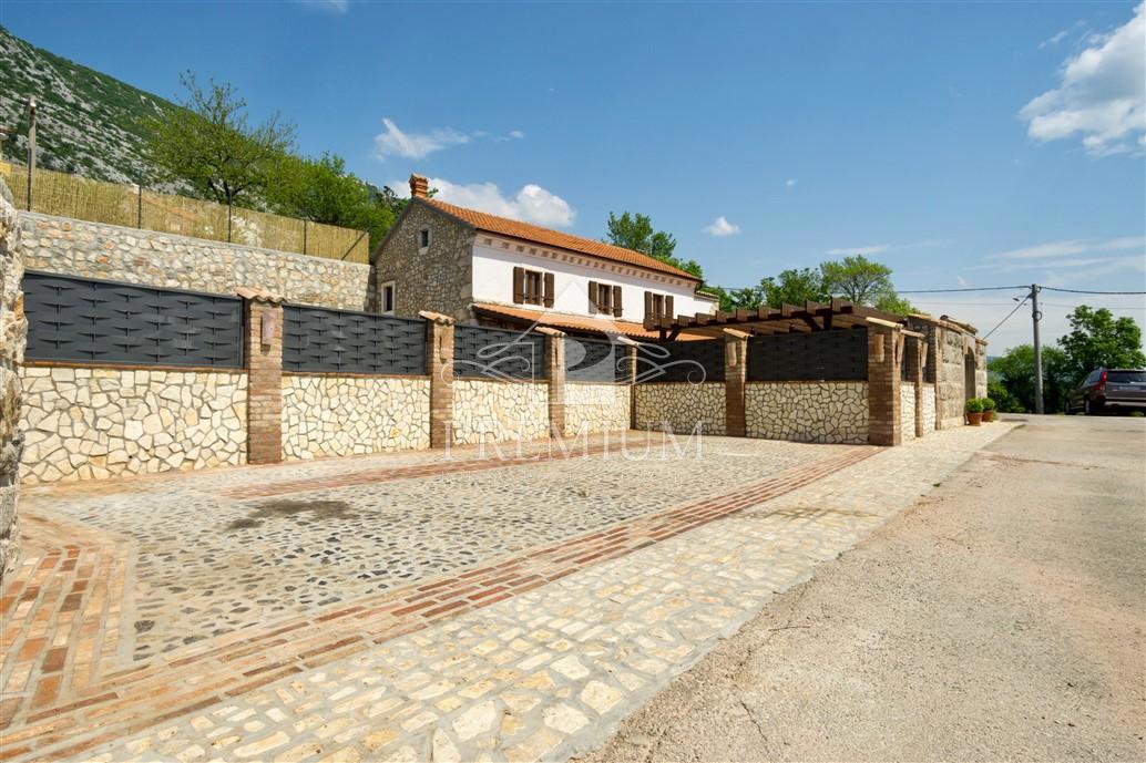 OBNOVLJENA STARA HIŠA Z BAZENOM, PRIMERNA ZA TURIZEM