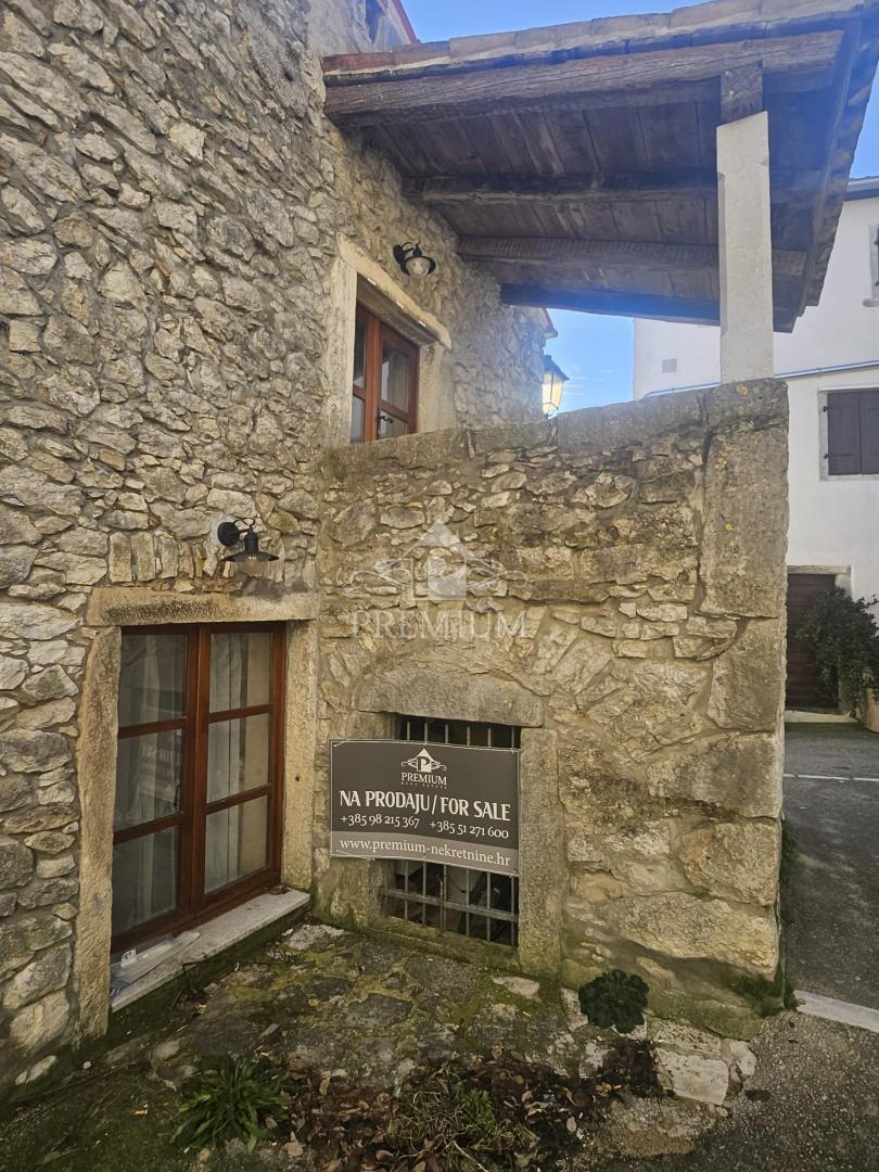 OBNOVLJENA STARA KAMNITA HIŠA