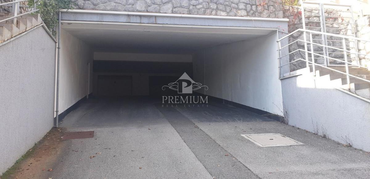 STANOVANJE V URBANI VILI Z BAZENOM, GARAŽO, RAZGLED, MIRNA LOKACIJA