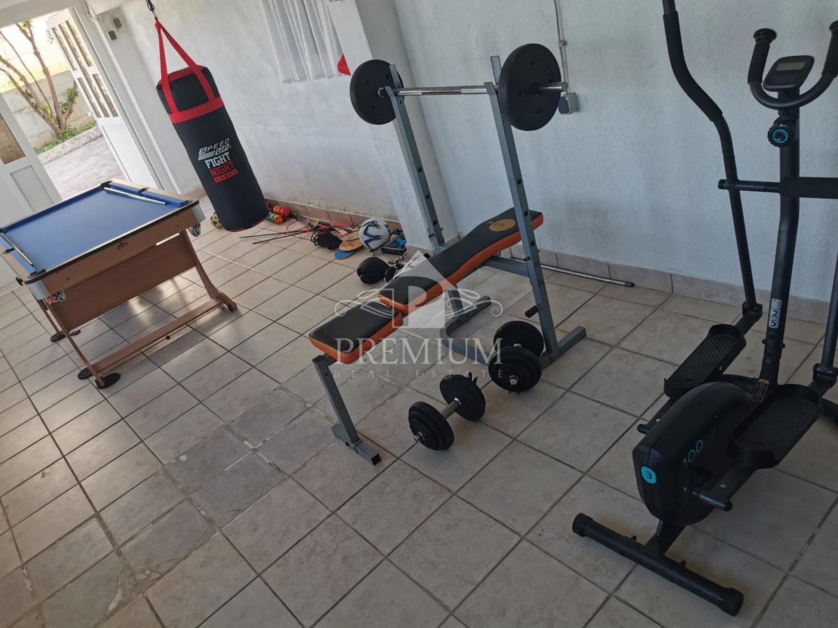 HIŠA Z BAZENOM NA PRVI VRSTI OB MORJU