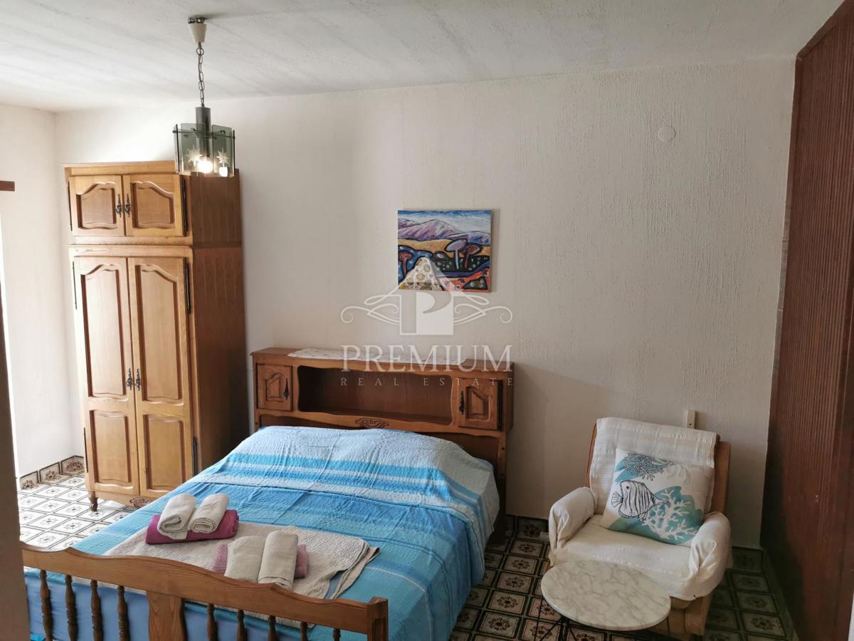 HIŠA Z BAZENOM NA PRVI VRSTI OB MORJU