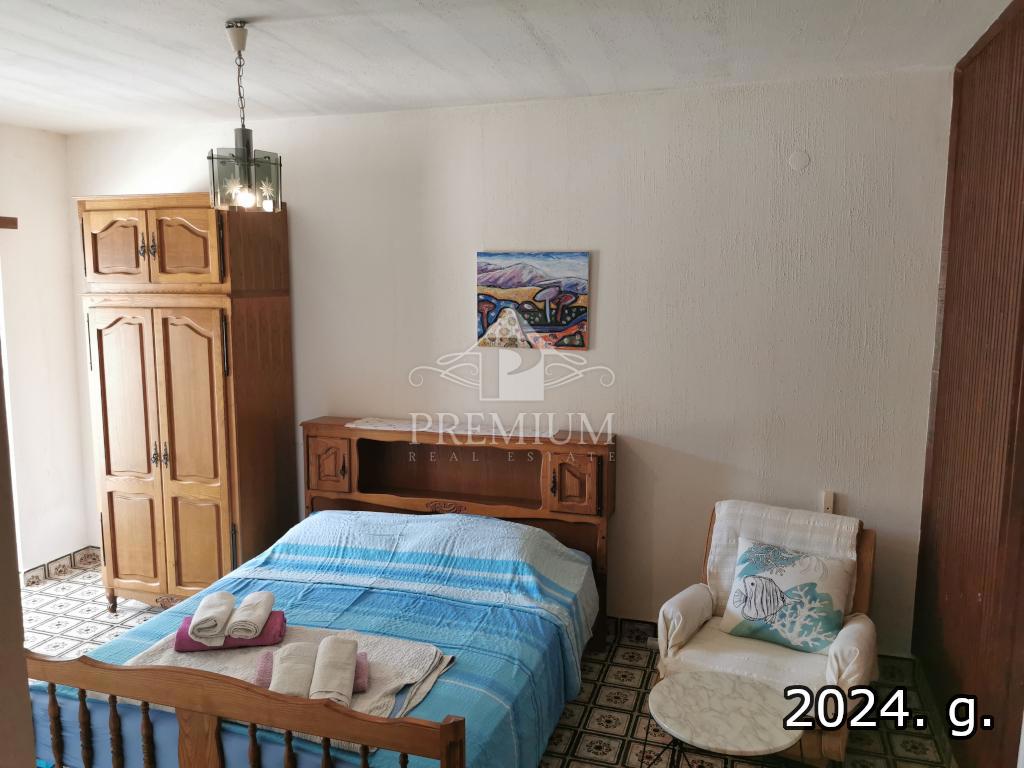 HIŠA Z BAZENOM NA PRVI VRSTI OB MORJU