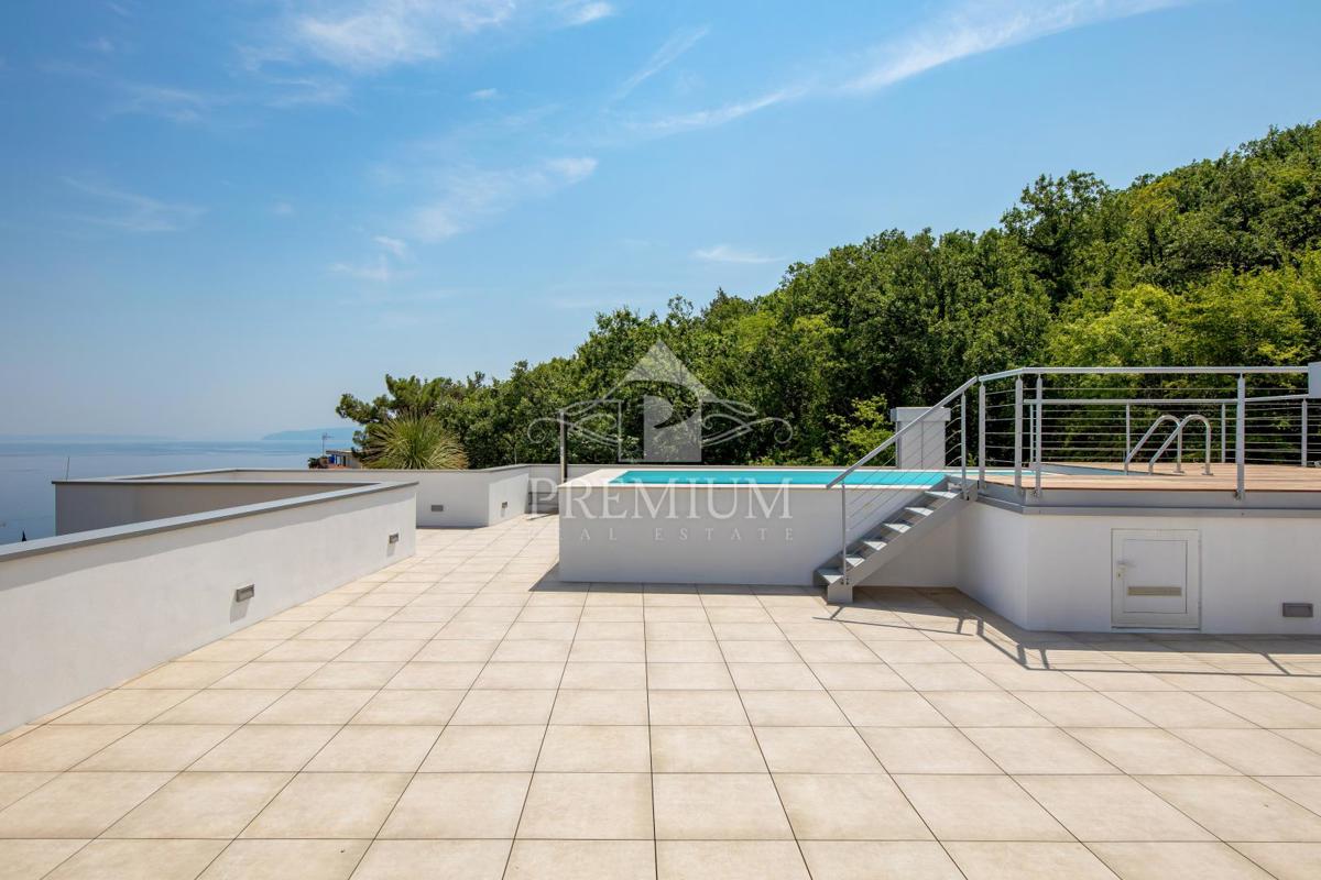 PENTHOUSE Z BAZENOM, DVIGALOM, GARAŽO, RAZGLED
