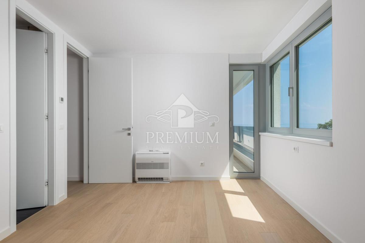 PENTHOUSE Z BAZENOM, DVIGALOM, GARAŽO, RAZGLED