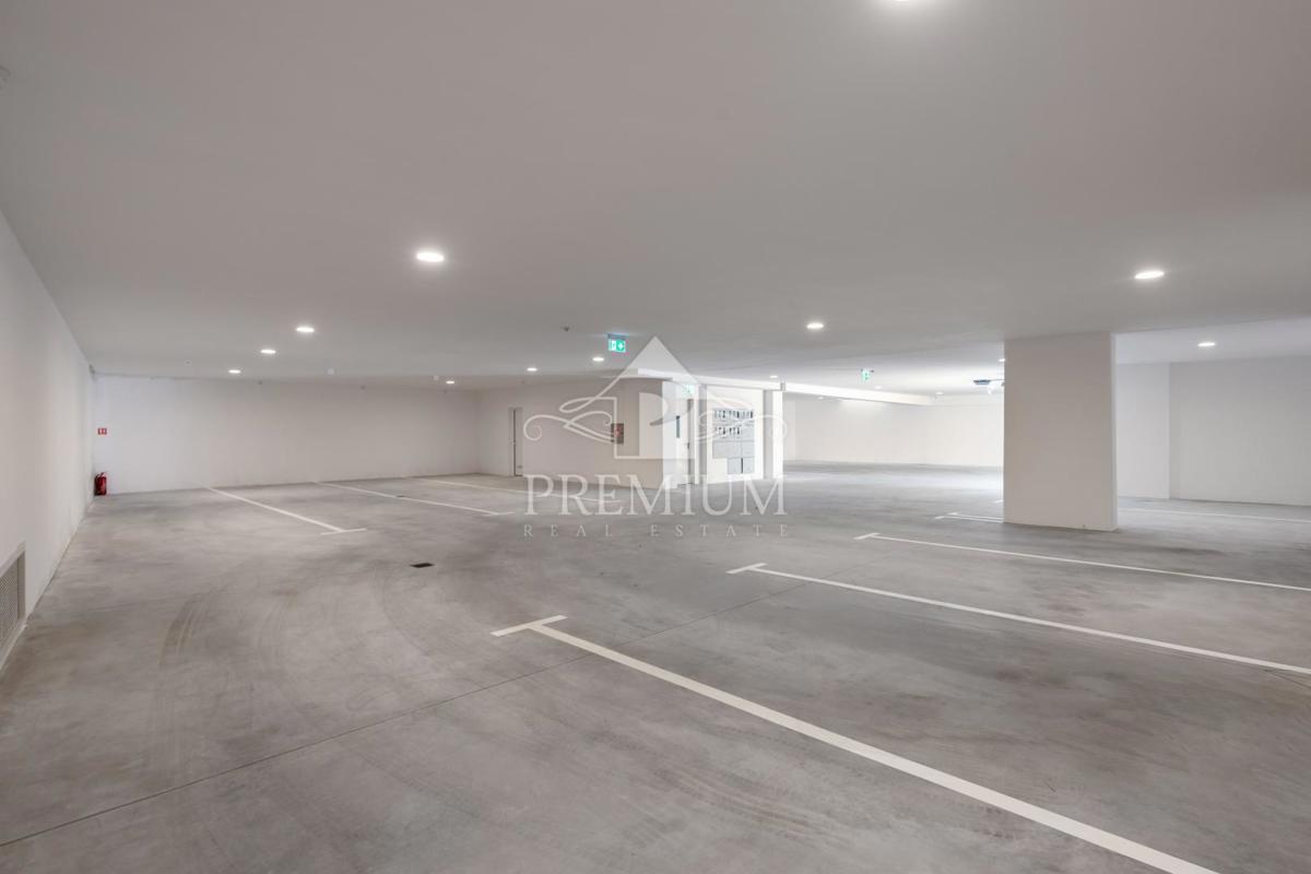 PENTHOUSE Z BAZENOM, DVIGALOM, GARAŽO, RAZGLED