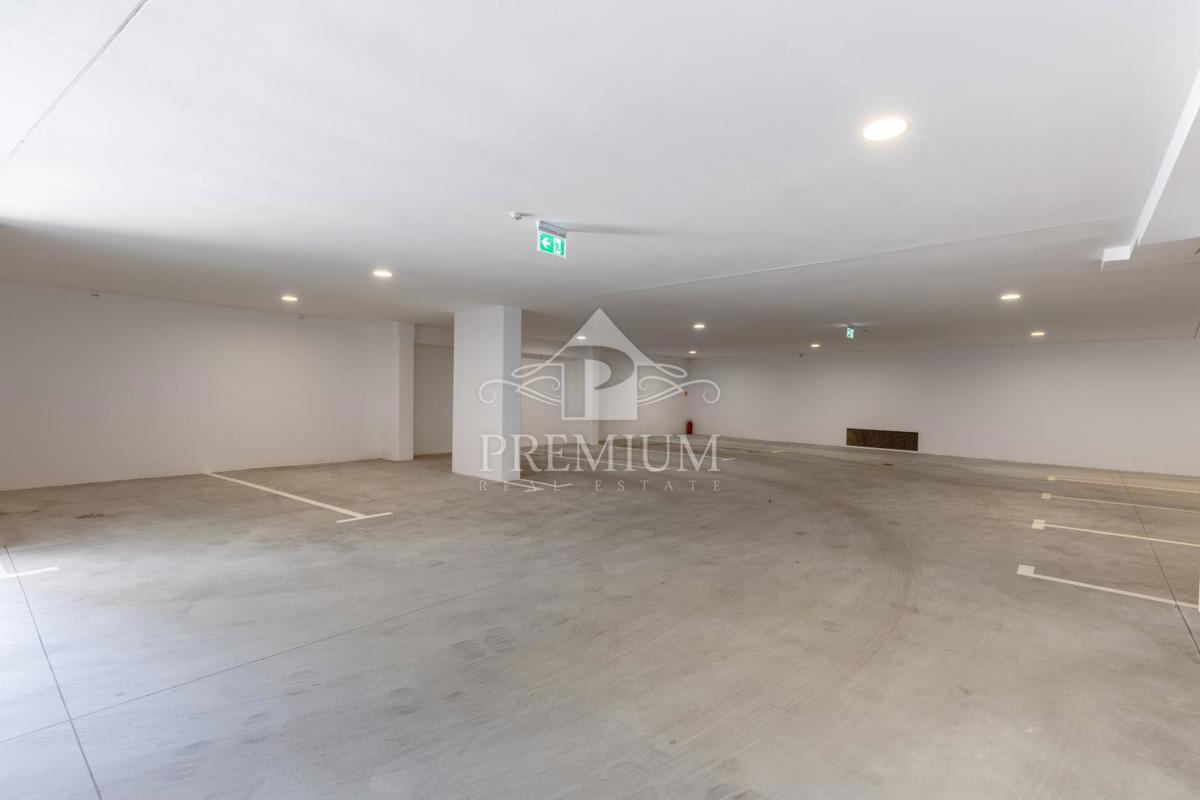 PENTHOUSE Z BAZENOM, DVIGALOM, GARAŽO, RAZGLED