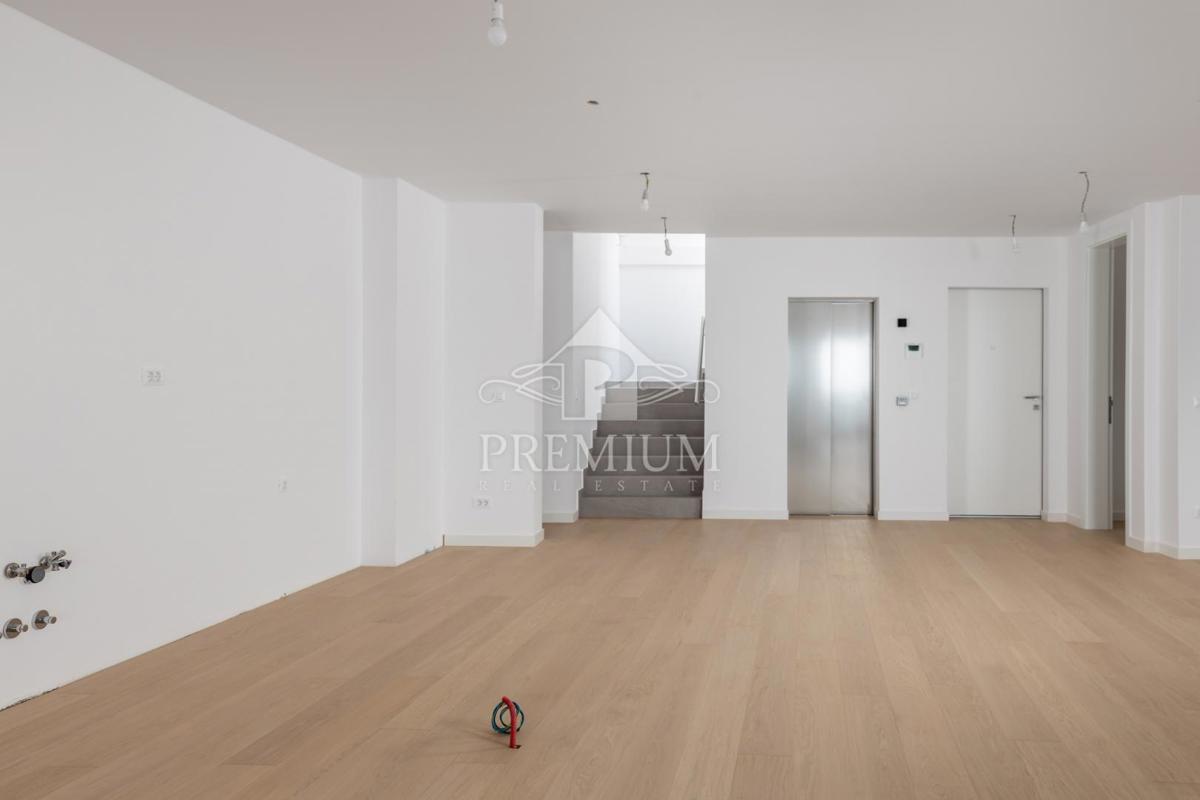 PENTHOUSE Z BAZENOM, DVIGALOM, GARAŽO, RAZGLED