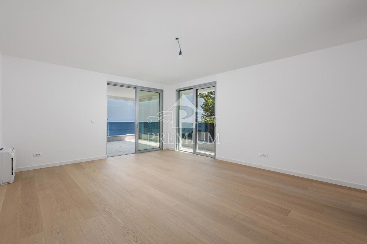 PENTHOUSE Z BAZENOM, DVIGALOM, GARAŽO, RAZGLED