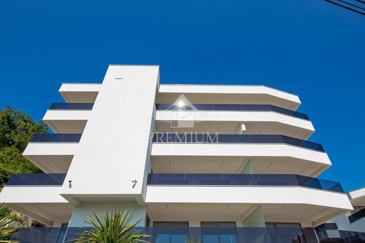 PENTHOUSE Z BAZENOM, DVIGALOM, GARAŽO, RAZGLED