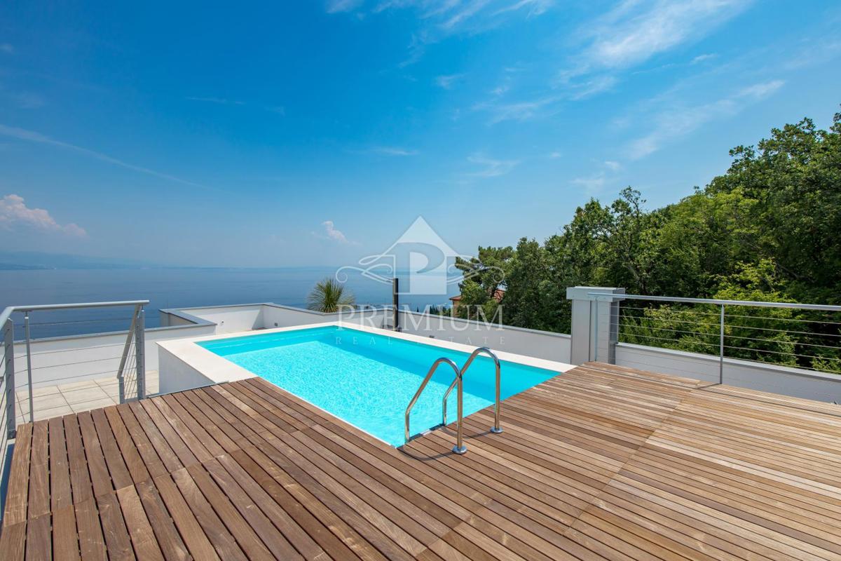 PENTHOUSE Z BAZENOM, DVIGALOM, GARAŽO, RAZGLED