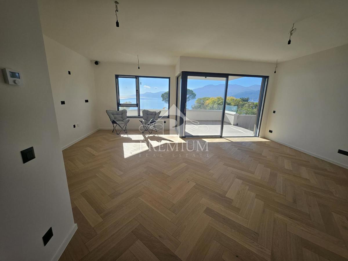 NOVOZGRAJENO STANOVANJE, GARAŽA, DVIGALO, RAZGLED