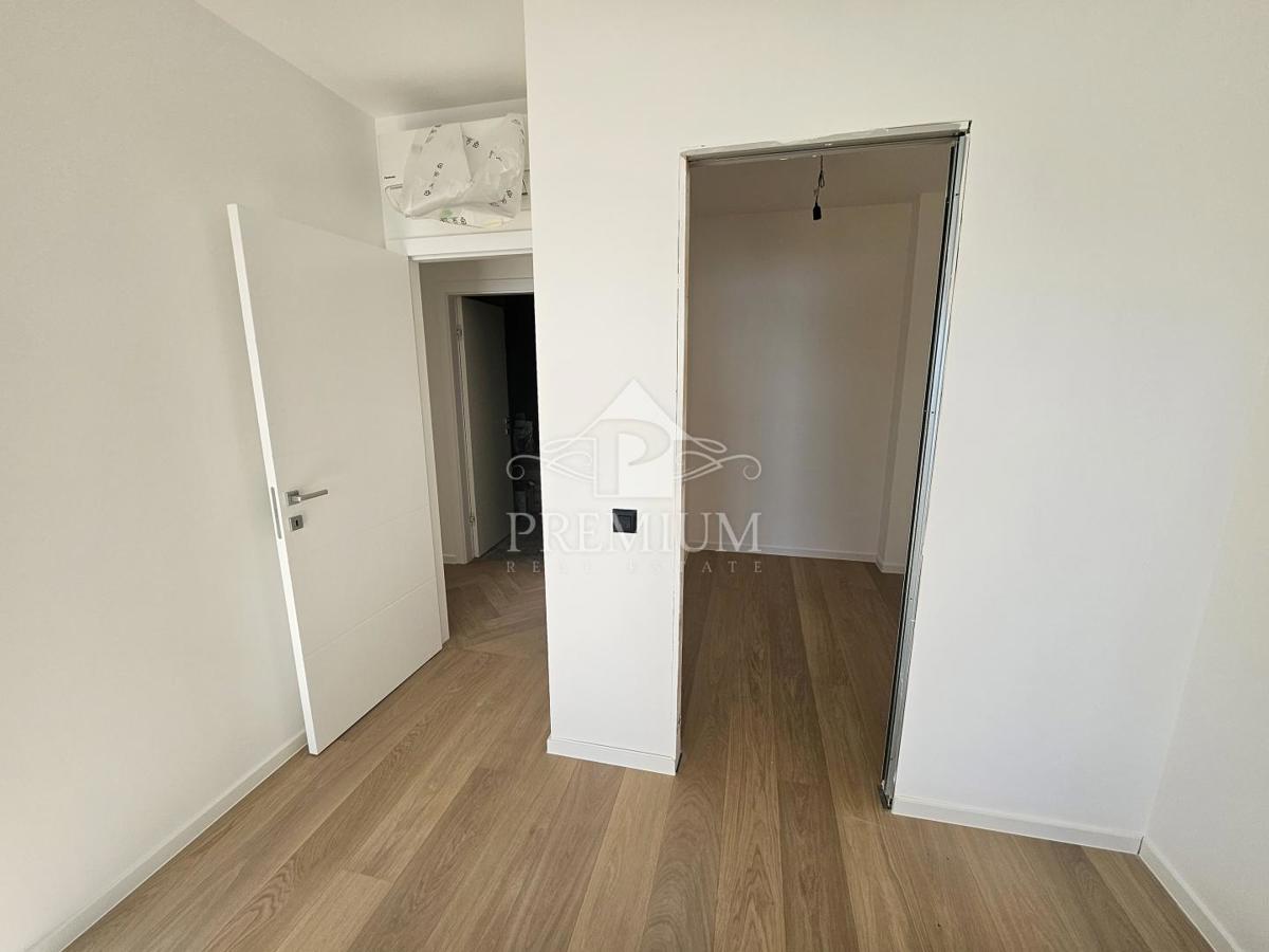 NOVOZGRAJENO STANOVANJE, GARAŽA, DVIGALO, RAZGLED