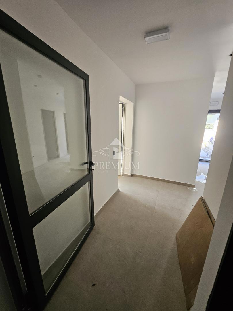 NOVOZGRAJENO STANOVANJE, GARAŽA, DVIGALO, RAZGLED