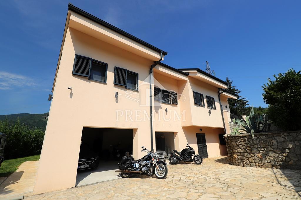 ENKLUZIVNA VILA POD UČKO, BAZEN, GARAŽA, RAZGLED, VELIK VRT