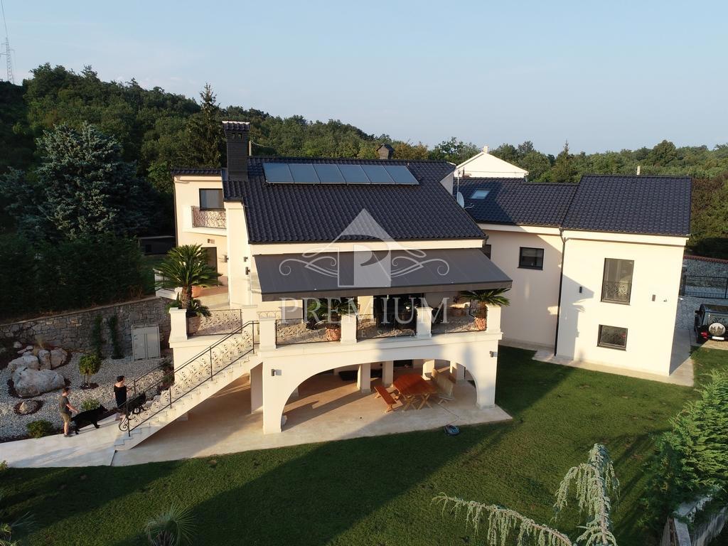 ENKLUZIVNA VILA POD UČKO, BAZEN, GARAŽA, RAZGLED, VELIK VRT
