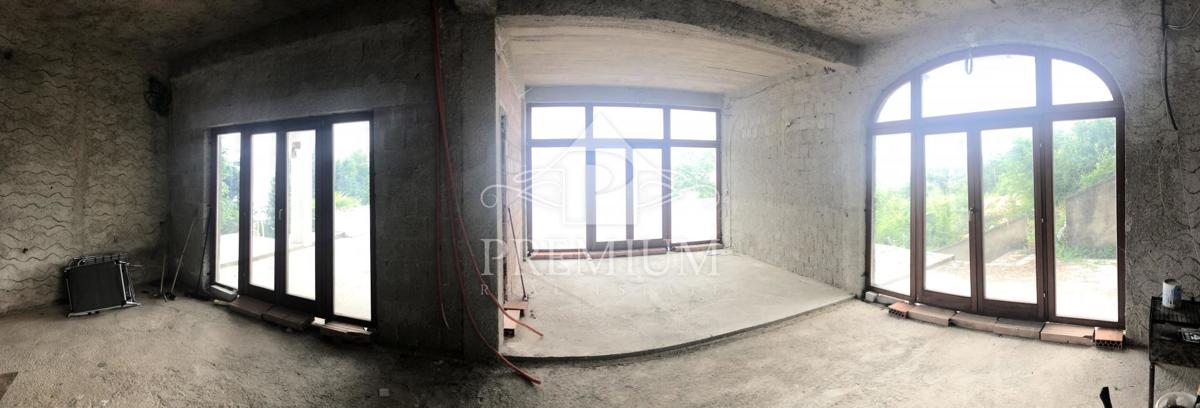 DVOKASNO STANOVANJE V ROH-BAU IZVEDBI 187,30 m2, NA ENKRATNI LOKACIJI,