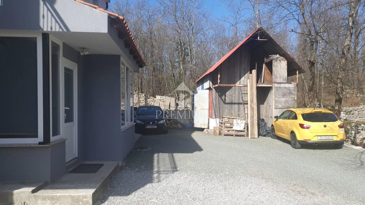 2 STANOVANJA V PRITLIČJU HIŠE, VRT