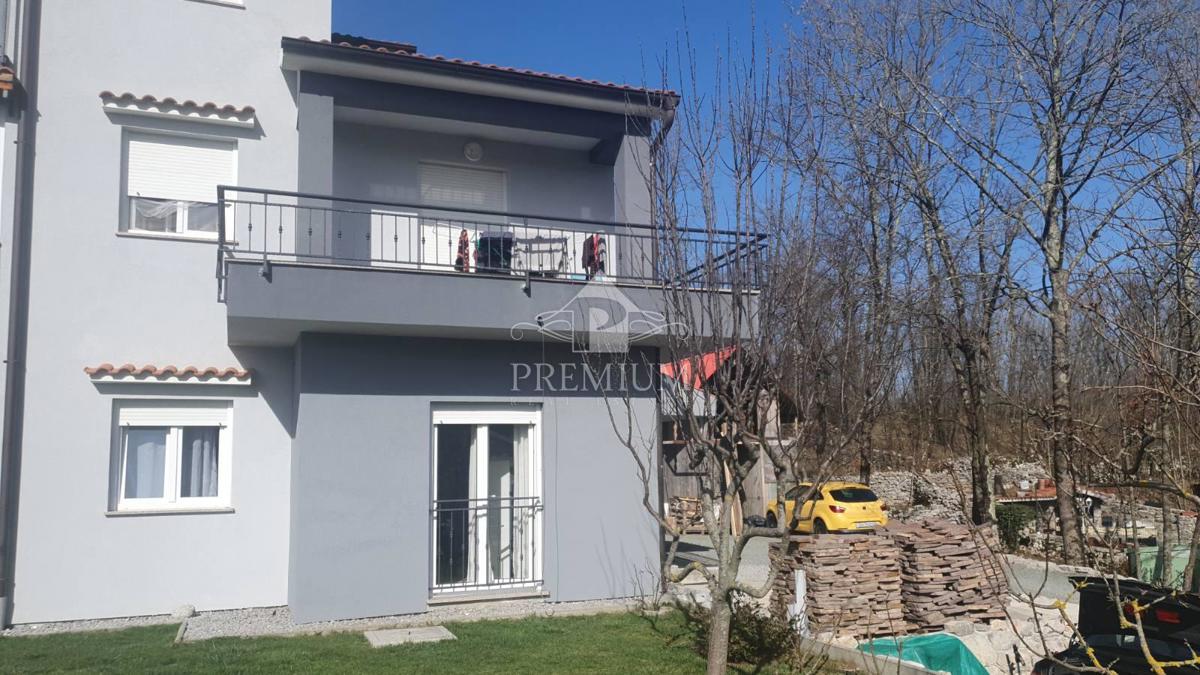 2 STANOVANJA V PRITLIČJU HIŠE, VRT