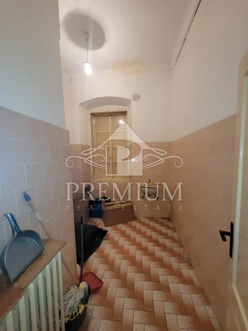 STANOVANJE ZA ADAPTACIJO, center, 160 m2