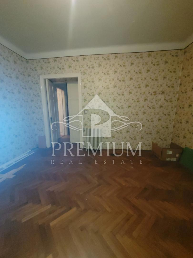 STANOVANJE ZA ADAPTACIJO, center, 160 m2