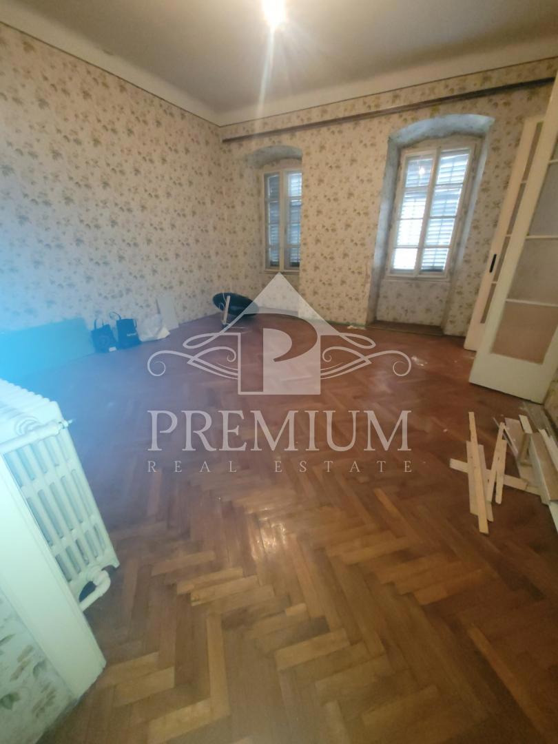 STANOVANJE ZA ADAPTACIJO, center, 160 m2