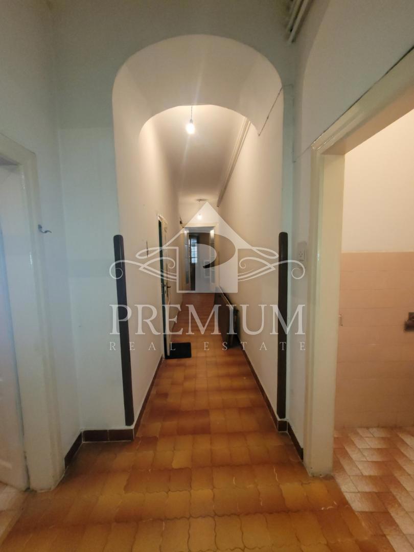 STANOVANJE ZA ADAPTACIJO, center, 160 m2