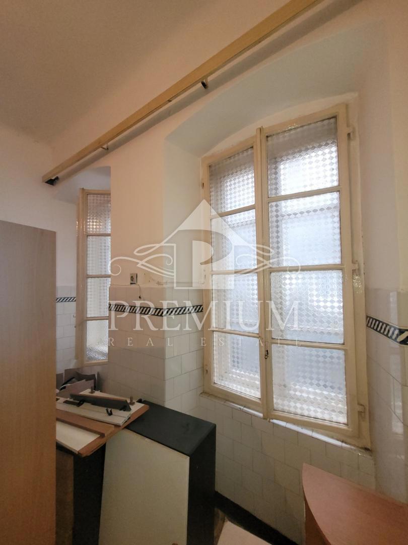STANOVANJE ZA ADAPTACIJO, center, 160 m2