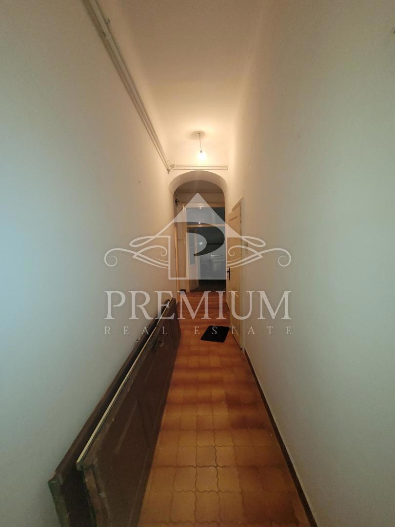 STANOVANJE ZA ADAPTACIJO, center, 160 m2
