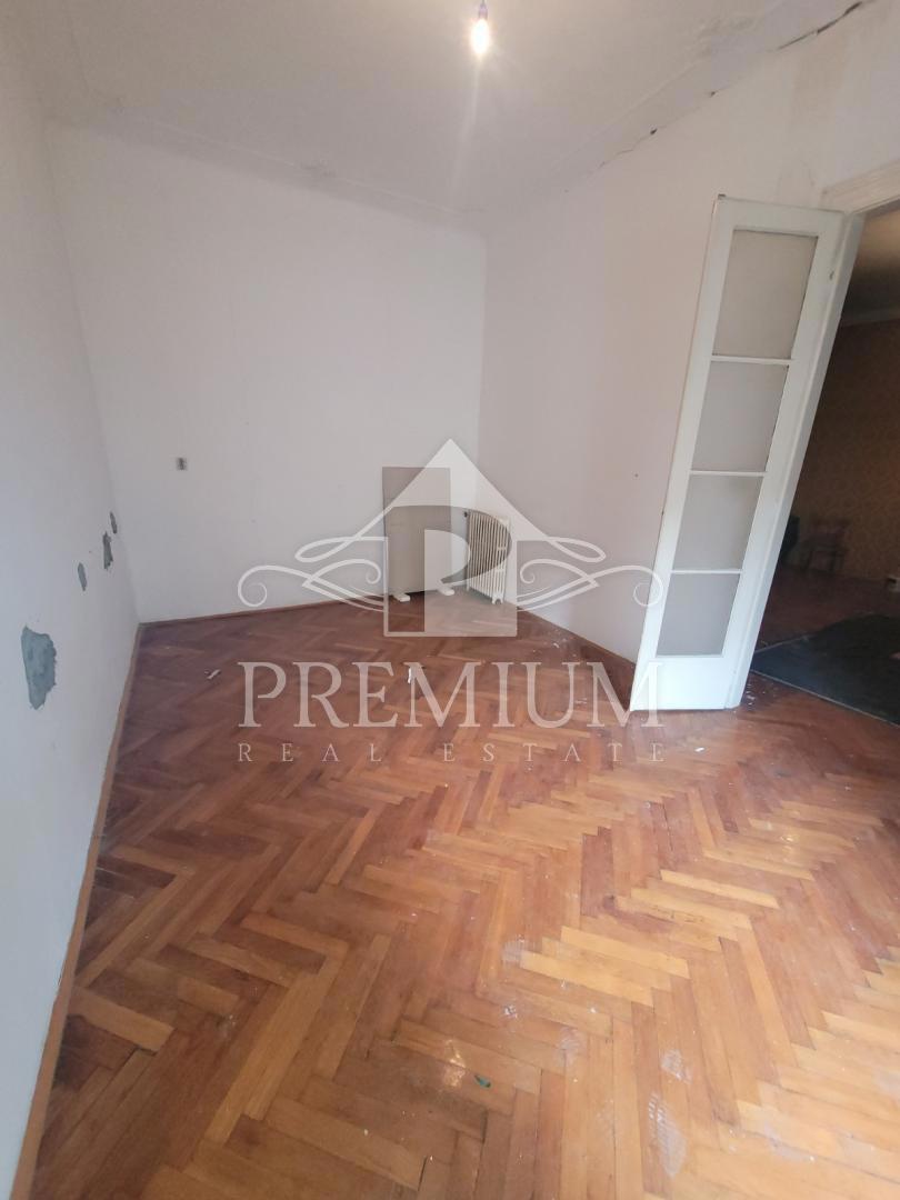 STANOVANJE ZA ADAPTACIJO, center, 160 m2