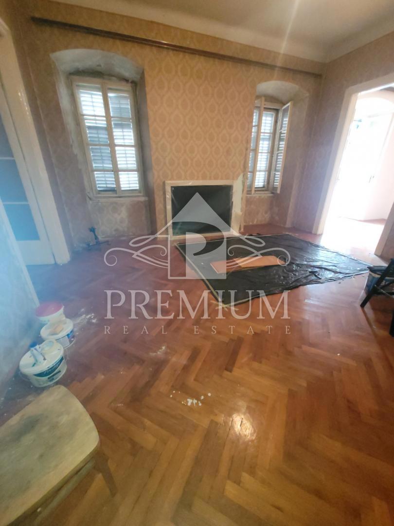 STANOVANJE ZA ADAPTACIJO, center, 160 m2