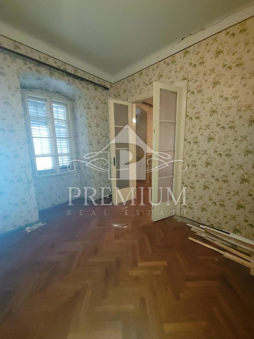 STANOVANJE ZA ADAPTACIJO, center, 160 m2