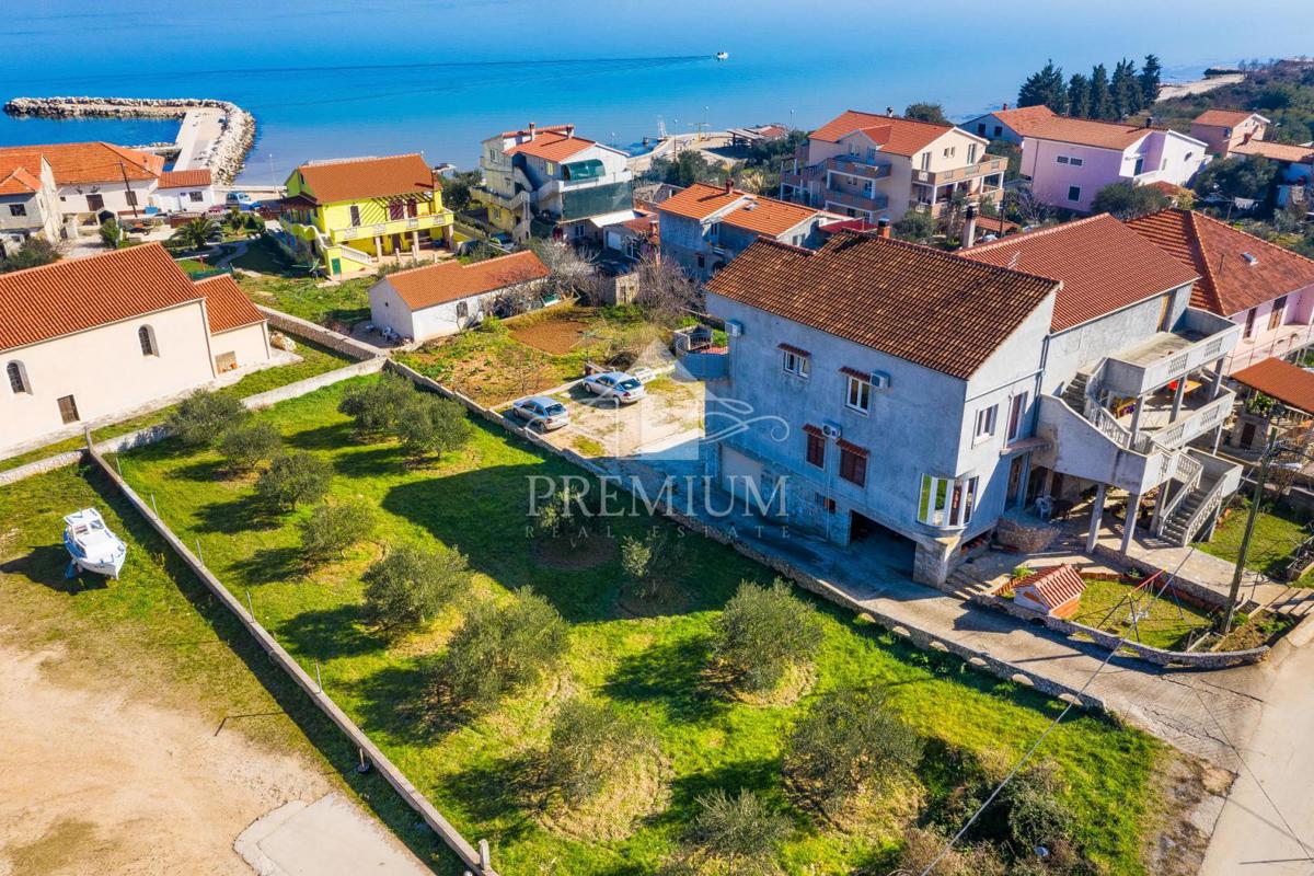 ZAZIDLJIVO ZEMLJIŠČE 998 m2, 50 metrov od morja