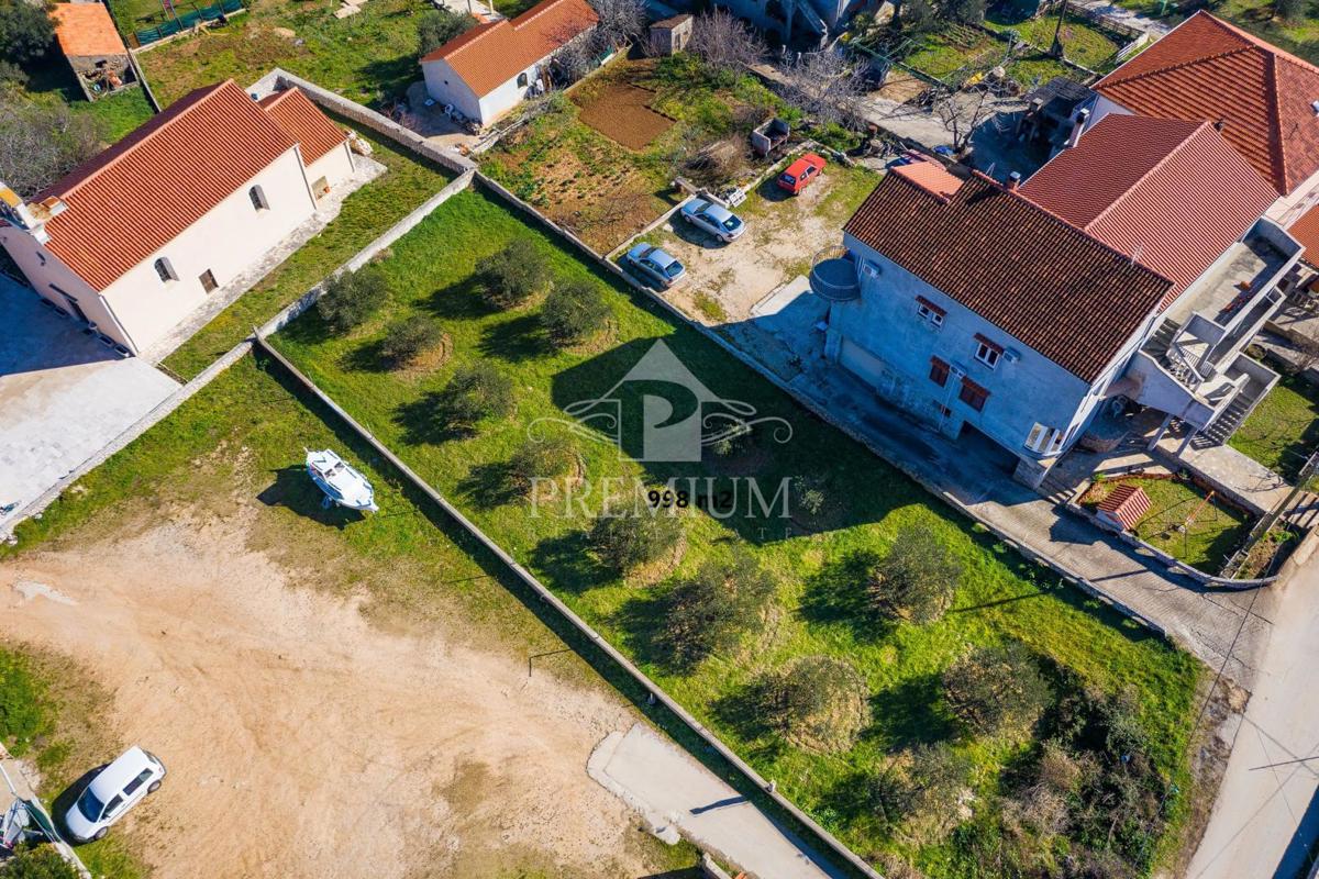 ZAZIDLJIVO ZEMLJIŠČE 998 m2, 50 metrov od morja