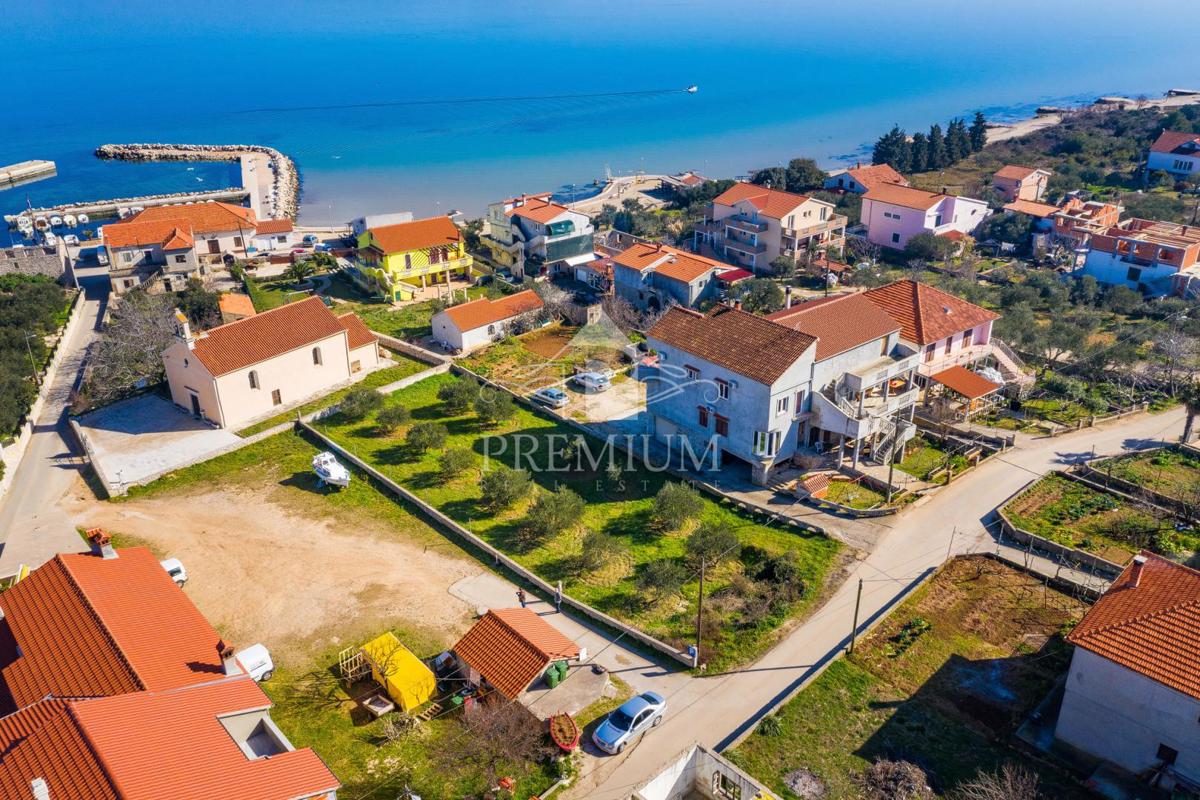 ZAZIDLJIVO ZEMLJIŠČE 998 m2, 50 metrov od morja