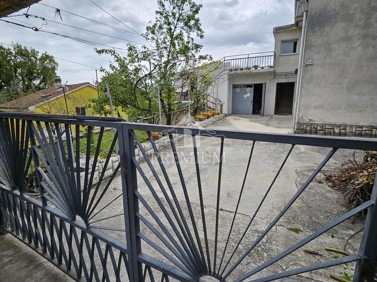 STANOVANJE Z GARAŽO IN VRTOM, MIRNA LOKACIJA