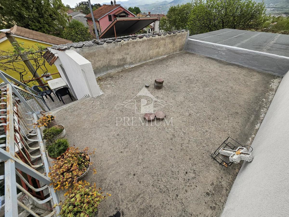 STANOVANJE Z GARAŽO IN VRTOM, MIRNA LOKACIJA