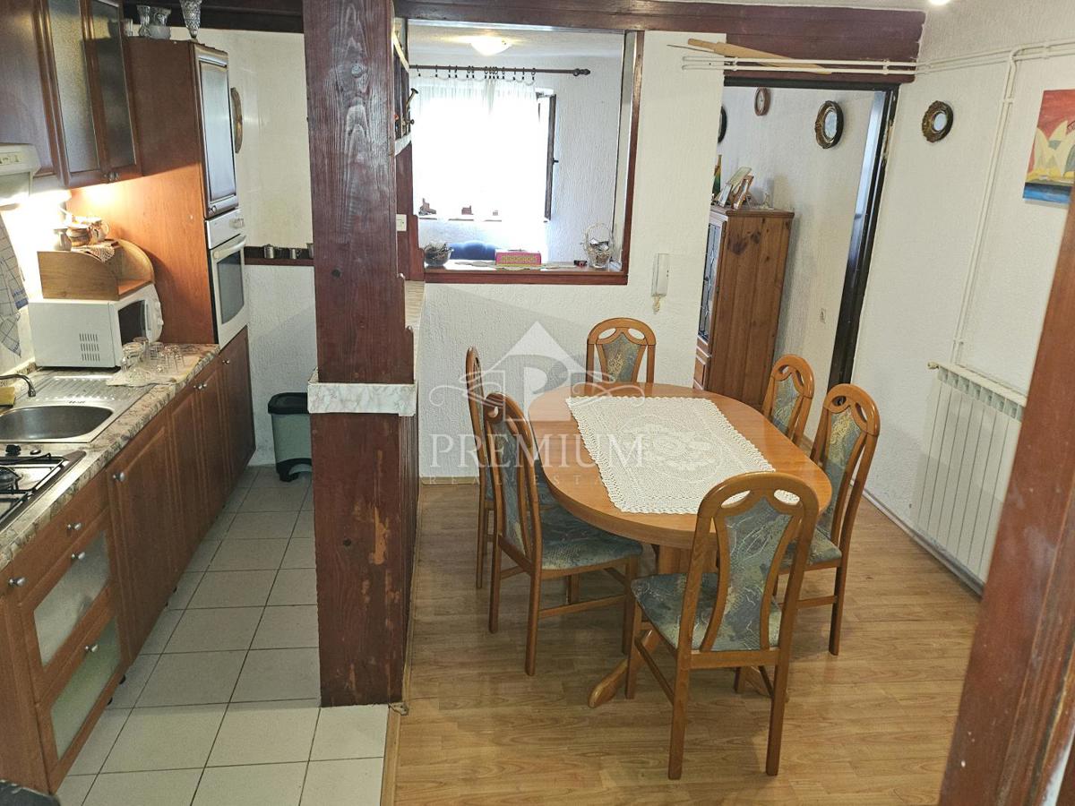 STANOVANJE Z GARAŽO IN VRTOM, MIRNA LOKACIJA