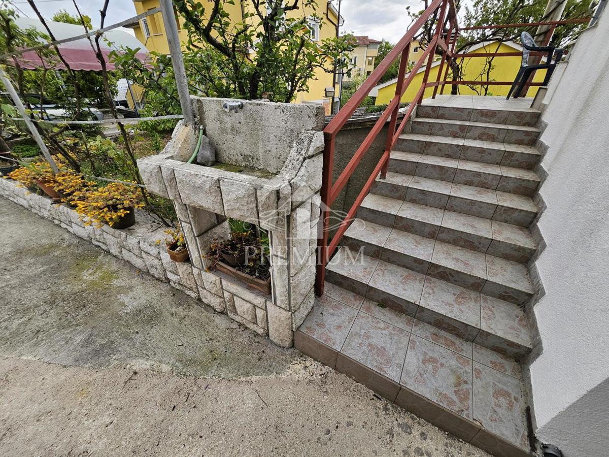 STANOVANJE Z GARAŽO IN VRTOM, MIRNA LOKACIJA